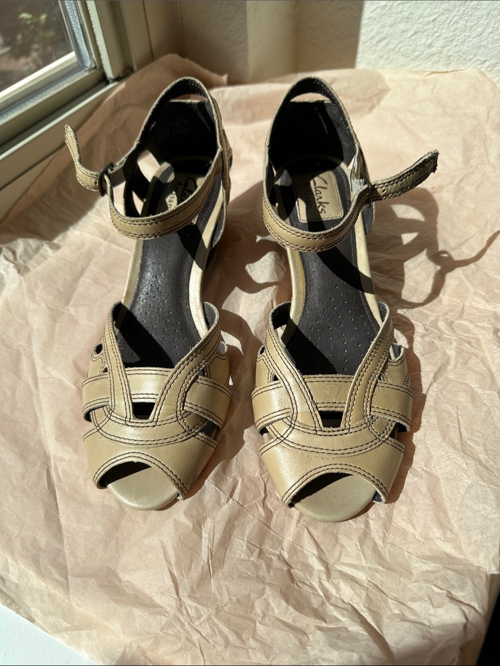 Clarks Artisan Leather Women's Tan Sandals Spring Summer Neutral Vacation 8M